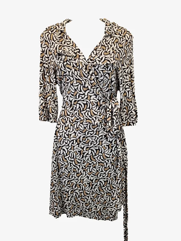 Diane Von Furstenberg Collared Silk Wrap Mini Dress Size 12 Stylish Button-Down Mini Dress Diane Von Furstenberg Collared Silk Wrap Mini Dress Size 12 Stylish Button-Down Mini Dress